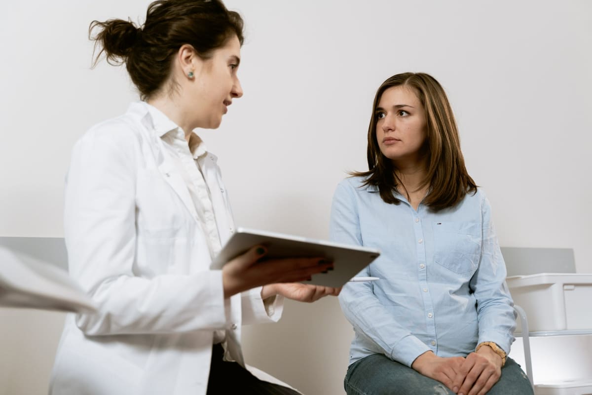 Achieving your goals with hypnotherapy A therapist with a tablet talking to a client